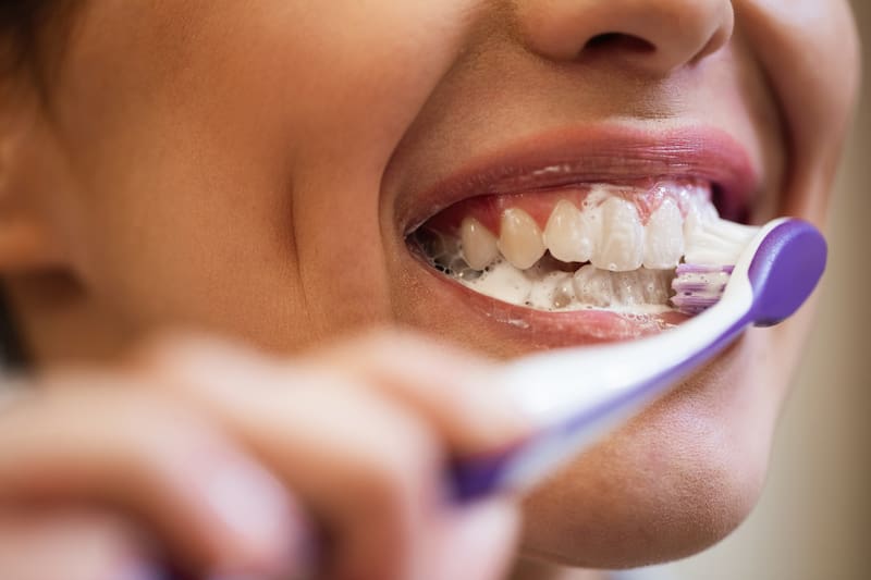 El dentista destaca la importancia de mantener una higiene bucodental constante.