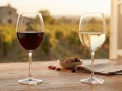 Vino tinto o vino blanco: en qué se diferencian y cuál conviene comprar si te gusta el jugo fermentado