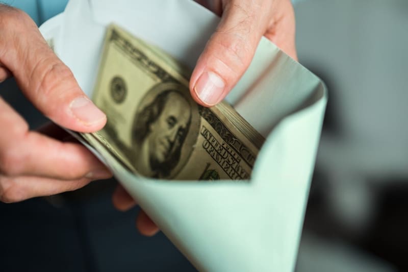 El reembolso único de USD 2000 se basa en la idea de redistribuir ingresos generados por aranceles mediante un depósito automático a personas elegibles. Fuente: archivo.