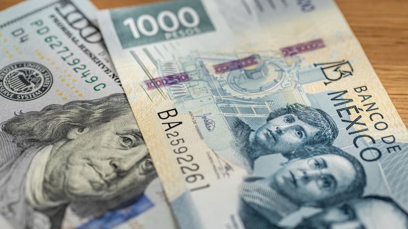 Peso mexicano y el dólar americano.