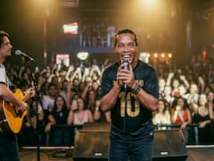 Ronaldinho debutó como cantante y lanzó su primer disco con un famoso músico argentino