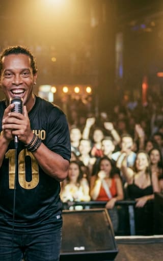 Ronaldinho debutó como cantante y lanzó su primer disco con un famoso músico argentino