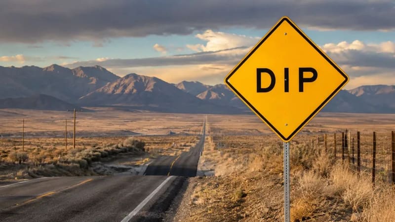 Es una señal típica del sistema de señalización de Estados Unidos, donde ese tipo de carteles con texto en inglés es parte del catálogo oficial de tránsito.