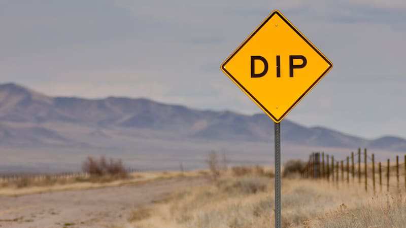 Qué significa la señal de tránsito “DIP” y por qué es un peligro para quienes la ven.