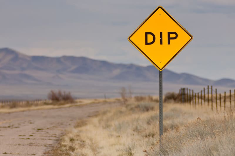 La señal amarilla con la palabra “DIP” advierte que existe una depresión o bajada pronunciada en la calzada. Fuente: El Cronista.