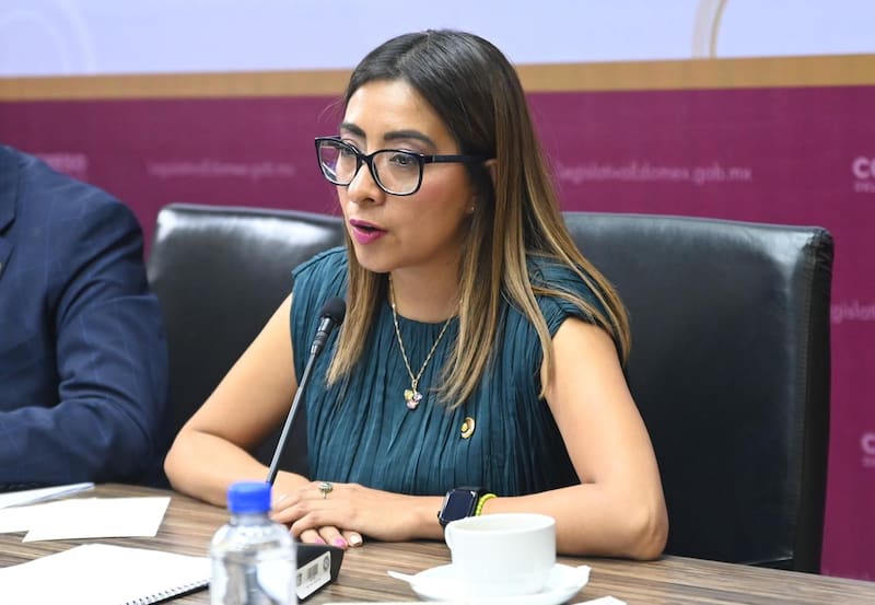 La diputada Miriam Silva Mata, presidenta de la Comisión de Recursos Hidráulicos de la LXII Legislatura mexiquense en ponencia sobre el uso del recurso del agua y las propuestas para controlar su irregularidad en las conexiones.