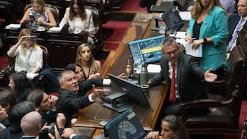 Cruces, tensión y el apuro de LLA que presiona en la recta final de una sesión caliente