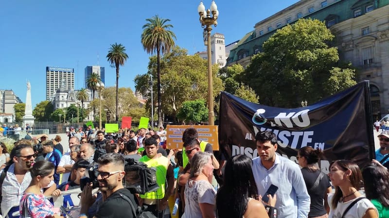 Familiares de personas con discapacidad reclaman deudas en el Programa Incluir Salud y PAMI. FOTO: NA.