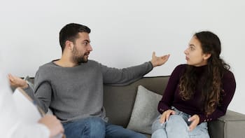 Qué significa que una persona interrumpa siempre las conversaciones, según la psicología