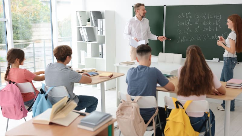 Diversas evaluaciones internacionales muestran que una proporción significativa de estudiantes tiene dificultades para integrar conocimientos, resolver problemas complejos o pensar creativamente. (Fuente: Shutterstock)