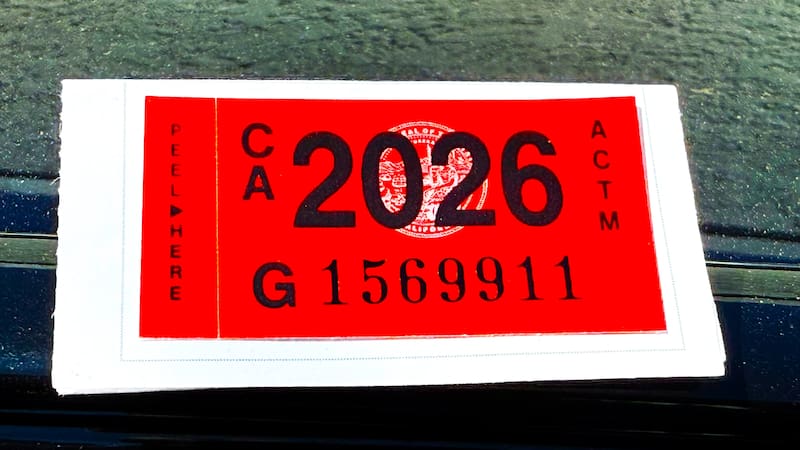 En California, el Department of Motor Vehicles es el ente encargado de emitir licencias y de registrar los vehículos motorizados dentro del estado.