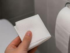 Doblar o arrugar el papel higiénico antes de usarlo: cuál es la forma correcta y por qué recomiendan hacerlo solo de una manera