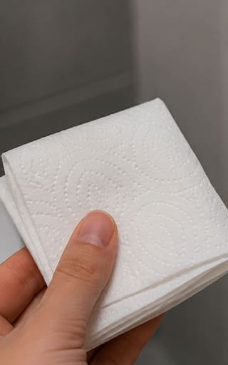 Doblar o arrugar el papel higiénico antes de usarlo: cuál es la forma correcta y por qué recomiendan hacerlo solo de una manera