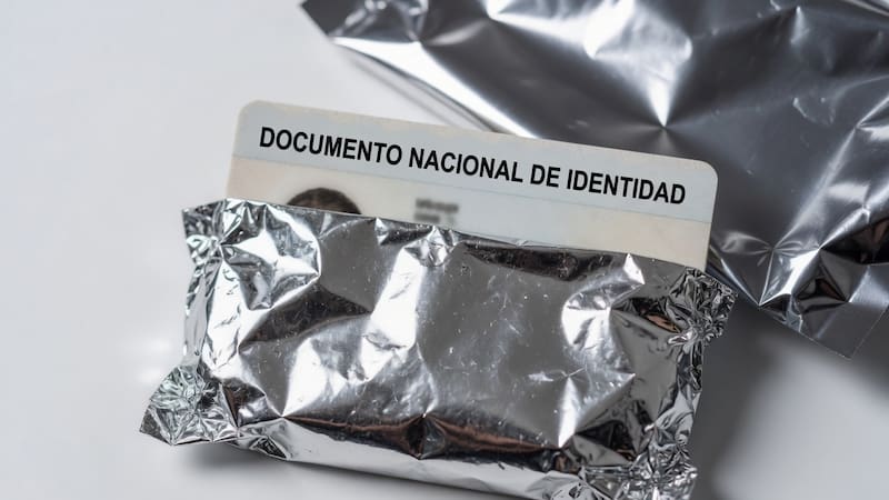 Envolver el documento de identidad en papel aluminio: por qué lo recomiendan y para qué sirve.