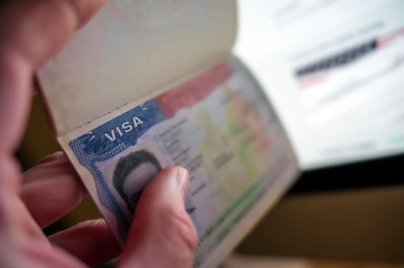Medida masiva | Estados Unidos revoca visas americanas a todos los extranjeros que presenten así su pasaporte