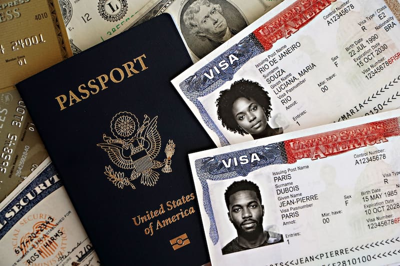 Para viajar en avión dentro de Estados Unidos es necesario contar con una identificación estatal que cumpla con los estándares federales de la Ley REAL ID o presentar otro documento que acepte la Administración de Seguridad en el Transporte (TSA).