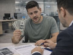 Se aleja el dólar | El Gobierno español impone retención del 19% a cuentas en dólares: así afecta a todos