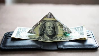 Llevar un dólar envuelto en papel aluminio dentro de la billetera: para qué funciona y por qué todos recomiendan hacerlo de inmediato