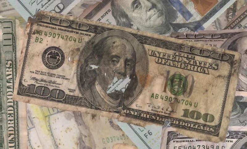 Un supermercado, tienda o restaurante puede rechazar billetes en mal estado sin violar la ley, especialmente si presentan daños visibles o partes faltantes. Fuente: Archivo.