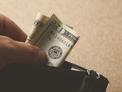Guardar un billete de dólar dentro de la billetera: para qué sirve y por qué muchos lo recomiendan