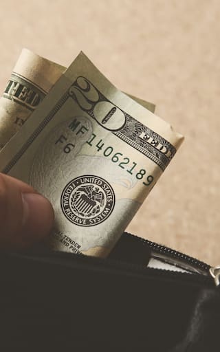 Guardar un billete de dólar dentro de la billetera: para qué sirve y por qué muchos lo recomiendan