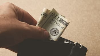 Guardar un billete de dólar dentro de la billetera: para qué sirve y por qué muchos lo recomiendan
