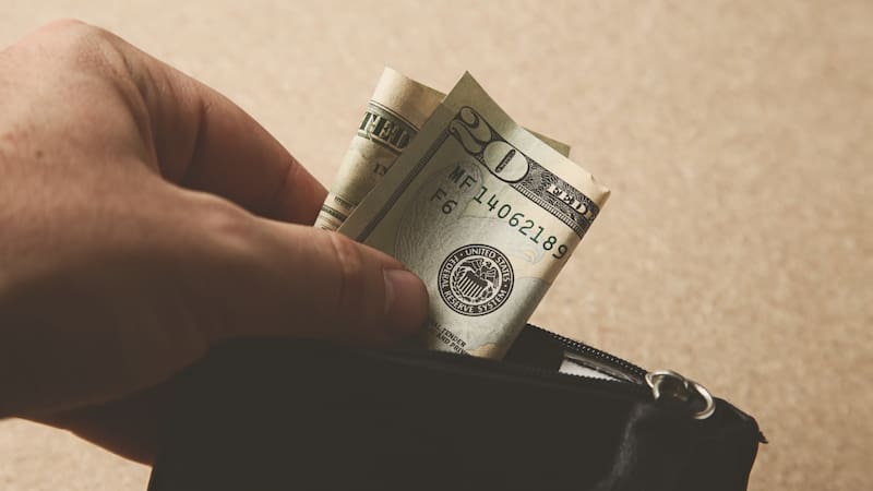 Muchas personas conservan un billete de dólar en la billetera como símbolo de prosperidad y abundancia.