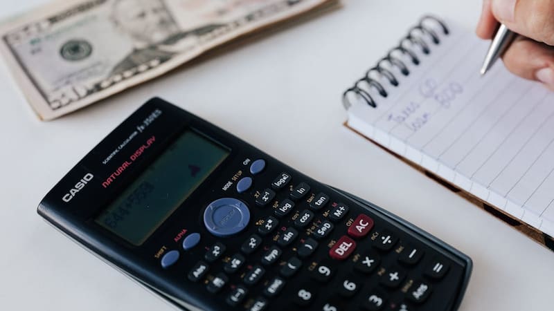 Cuántos dólares hay que ganar al mes para no ser pobre y llegar a ser clase media en 2026, según expertos (foto: Pexels).