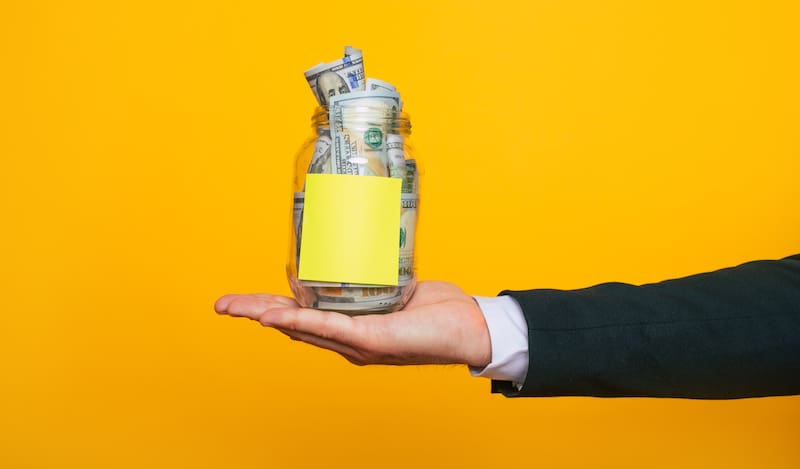 Poner un dólar en un vaso de lentejas puede tener efectos positivos, según el Feng Shui