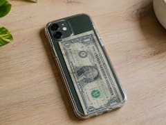 Poner dinero en efectivo dentro de la funda del celular: para qué sirve y por qué lo recomiendan
