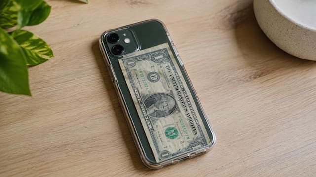 Poner dinero en efectivo dentro de la funda del celular: para qué sirve y por qué lo recomiendan