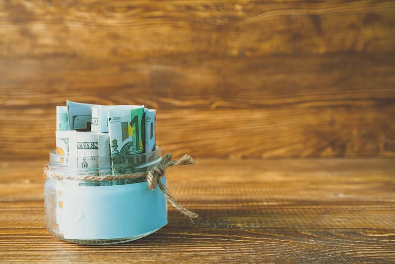 Poner un dólar en un vaso de lentejas puede tener efectos positivos, según el Feng Shui