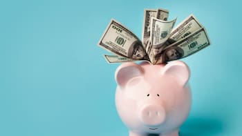 ¿Dólares en caja de ahorro o plazo fijo? Dónde conviene guardarlos y por qué