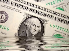 El dólar cae en Argentina y acompaña el buen humor global: ¿qué recomiendan hacer con los pesos?