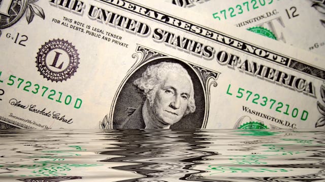 El dólar cae en Argentina y acompaña el buen humor global: ¿qué recomiendan hacer con los pesos?