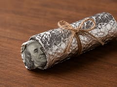 Envolver un billete de dólar en papel aluminio: para qué sirve y por qué muchos lo recomiendan