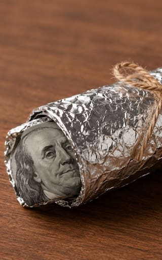 Envolver un billete de dólar en papel aluminio: para qué sirve y por qué muchos lo recomiendan