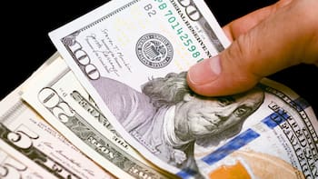 ¿Salarios en dólares? La propuesta que impulsa el Gobierno y cómo se aplica en la región