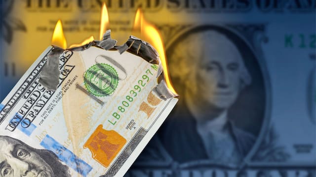 Con un dólar marcha atrás, el mundo respira y se abren dos ventanas para los argentinos: viajes y deuda