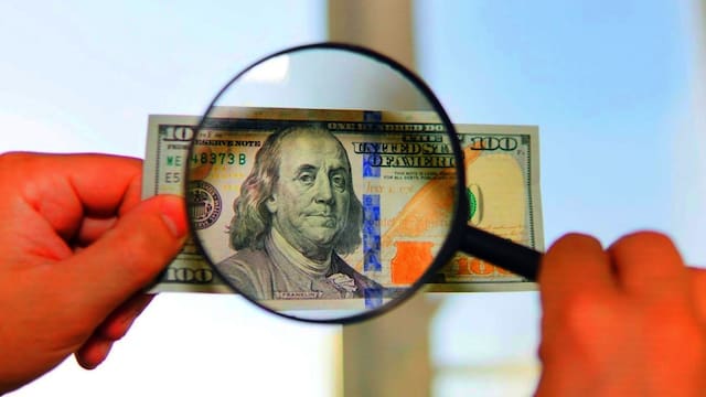 Dólar: el mentor de Milei contradijo a Caputo y dijo qué debería hacer el Gobierno con las bandas