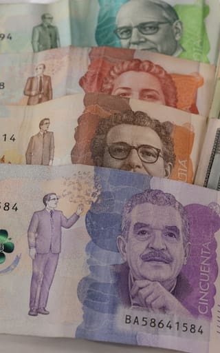 Peso colombiano, la moneda emergente que ganó fuerza en el último año y desplazó al dólar