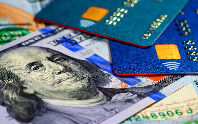 El recargo se aplica en compras en dólares con tarjeta de crédito.