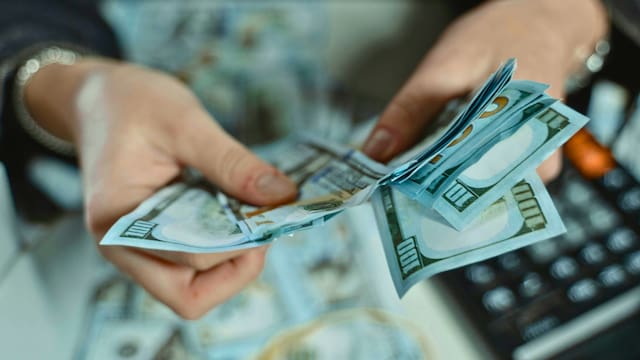 Los bancos ya deben recibir los dólares sin declarar: cómo hacerlo y evitar las preguntas