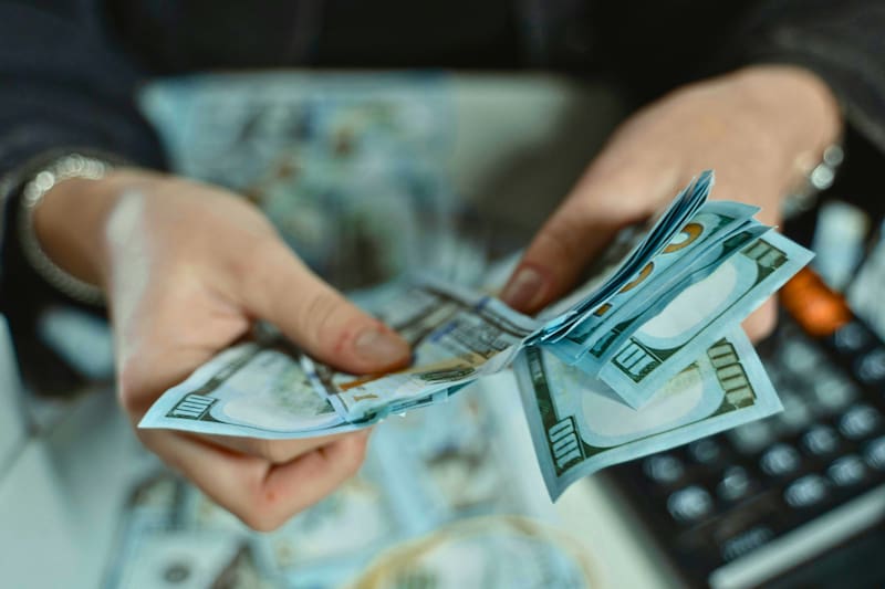 Desde el 1 de enero de 2026, el salario mínimo subirá en 19 estados, según datos del National Employment Law Project. Foto: Archivo