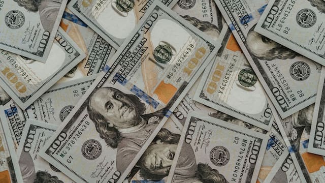 Aflojan trabas a créditos en dólares, pero bancos no ven cambio drástico