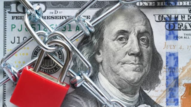 Ya es oficial: habrá un bloqueo provisional de cuentas bancarias para quienes ingresen dólares de esta forma