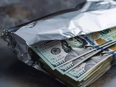 Envolver los billetes más caros en papel aluminio: para qué sirve y por qué lo recomiendan