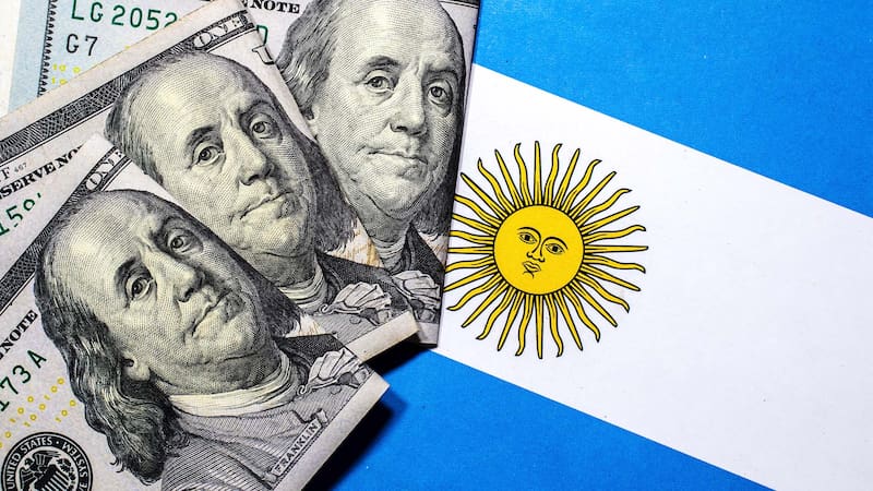 El ajuste de subsidios en Argentina comprime el ingreso disponible de los hogares al encarecer servicios básicos muy por encima de los salarios. Qué es este fenómeno, por qué ocurre y qué consecuencias tiene para el consumo y el poder adquisitivo de las personas.