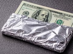 Envolver los dólares de 100 en papel aluminio: para qué sirve y por qué lo recomiendan