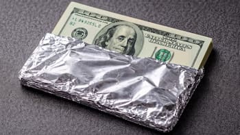 Envolver los dólares de 100 en papel aluminio: para qué sirve y por qué lo recomiendan